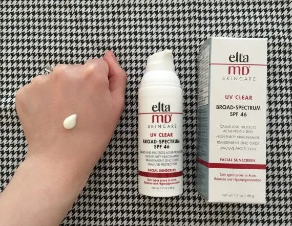 Thoa đều kem kem chống nắng Elta MD UV Clear Broad-Spectrum SPF 46 Eltamd mang lại hiệu quả cao nhất