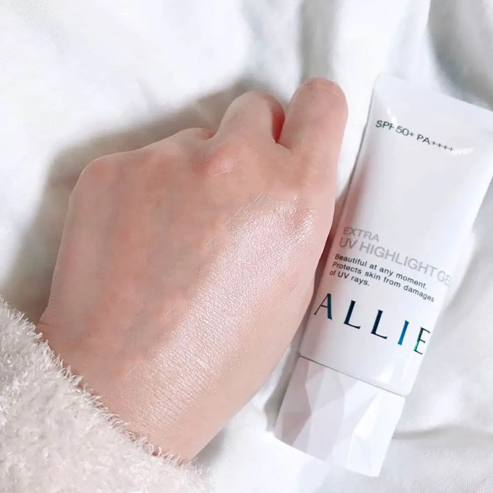 Kem chống nắng Allie Extra UV Highlight Gel Sunscreen SPF50+ PA++++ có công nghệ chống ma sát, giúp lớp chống nắng lâu trôi