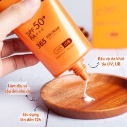 Kem chống nắng Anjo Professional SPF 50+ PA+++ bảo vệ da khỏi tác động của ánh nắng mặt trời.