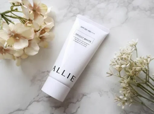 Với chỉ số SPF50+ PA++++ kem chống nắng Kanebo Allie bảo vệ da khỏi tác động của ánh nắng mặt trời