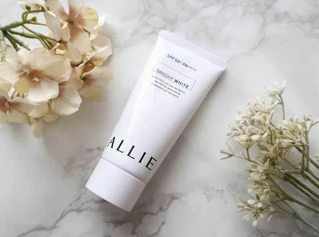Với chỉ số SPF50+ PA++++ kem chống nắng Kanebo Allie bảo vệ da khỏi tác động của ánh nắng mặt trời Với chỉ số SPF50+ PA++++ kem chống nắng Kanebo Allie bảo vệ da khỏi tác động của ánh nắng mặt trời