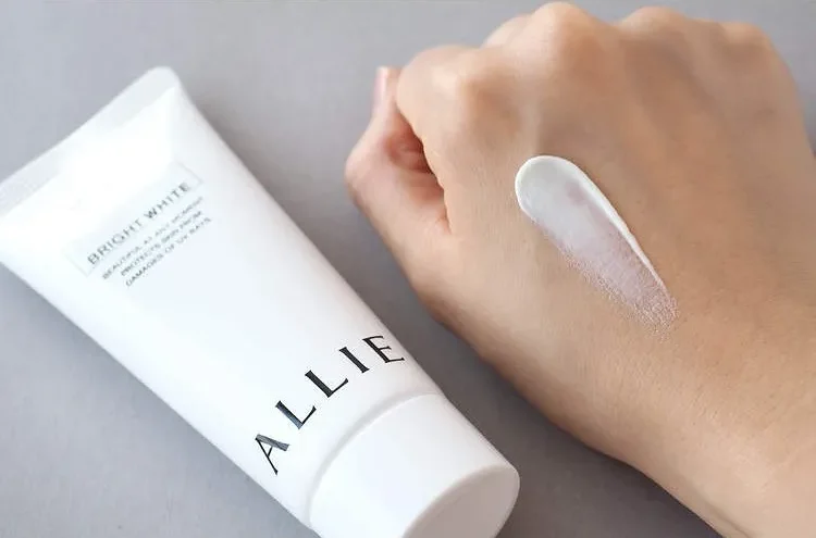Nên lắc nhẹ kem chống nắng Allie Bright White UV Gel trước khi sử dụng Nên lắc nhẹ kem chống nắng Allie Bright White UV Gel trước khi sử dụng
