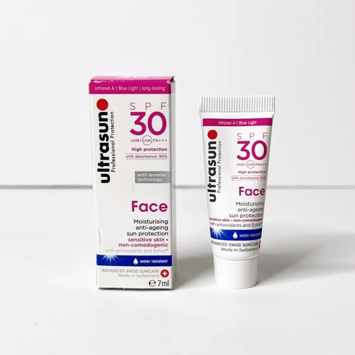 Titanium Dioxide trong kem Ultrasun Face Moisturising có tác dụng phản xạ tia UV, bảo vệ da khỏi ánh nắng mặt trời Titanium Dioxide trong kem Ultrasun Face Moisturising có tác dụng phản xạ tia UV, bảo vệ da khỏi ánh nắng mặt trời