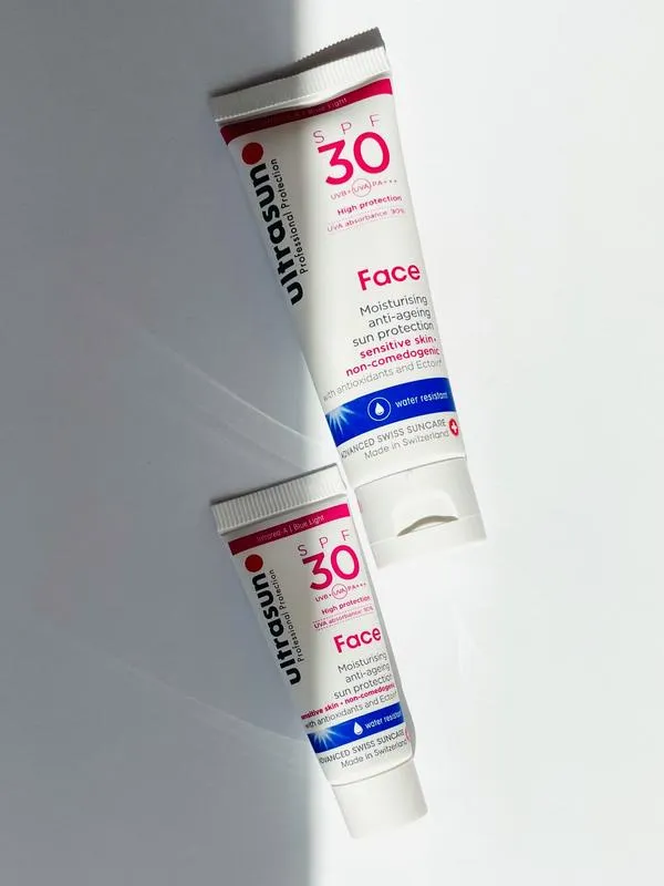 Không nên để kem chống nắng Ultrasun Face Moisturising tiếp xúc trực tiếp với mắt và vết thương hở Không nên để kem chống nắng Ultrasun Face Moisturising tiếp xúc trực tiếp với mắt và vết thương hở