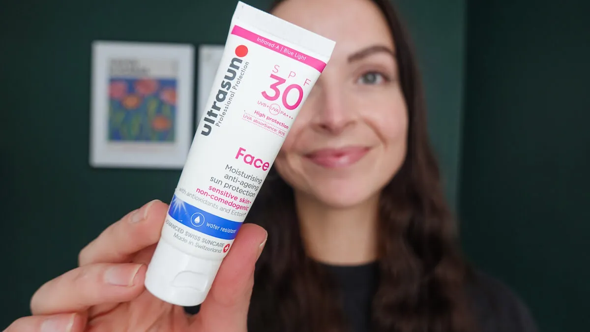 Thoa đều Kem chống nắng Ultrasun Face Moisturising SPF30+ và chờ 20-30 phút trước khi ra ngoài Thoa đều Kem chống nắng Ultrasun Face Moisturising SPF30+ và chờ 20-30 phút trước khi ra ngoài